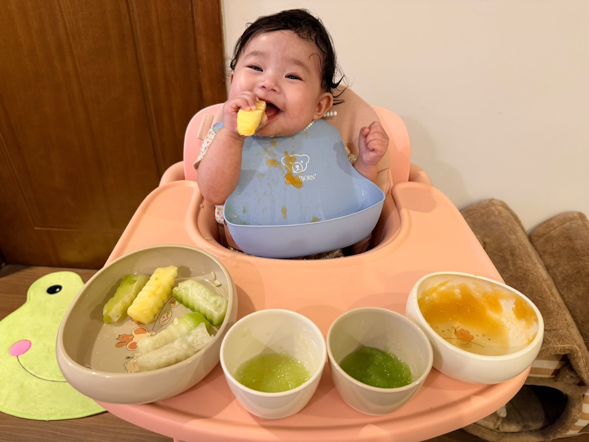 Hotkid mới của showbiz Việt gọi t&ecirc;n b&eacute; Cheri - con g&aacute;i Th&aacute;i Trinh: Đ&ocirc;i m&aacute; b&aacute;nh bao, mắt tr&ograve;n xoe v&agrave; biểu cảm 