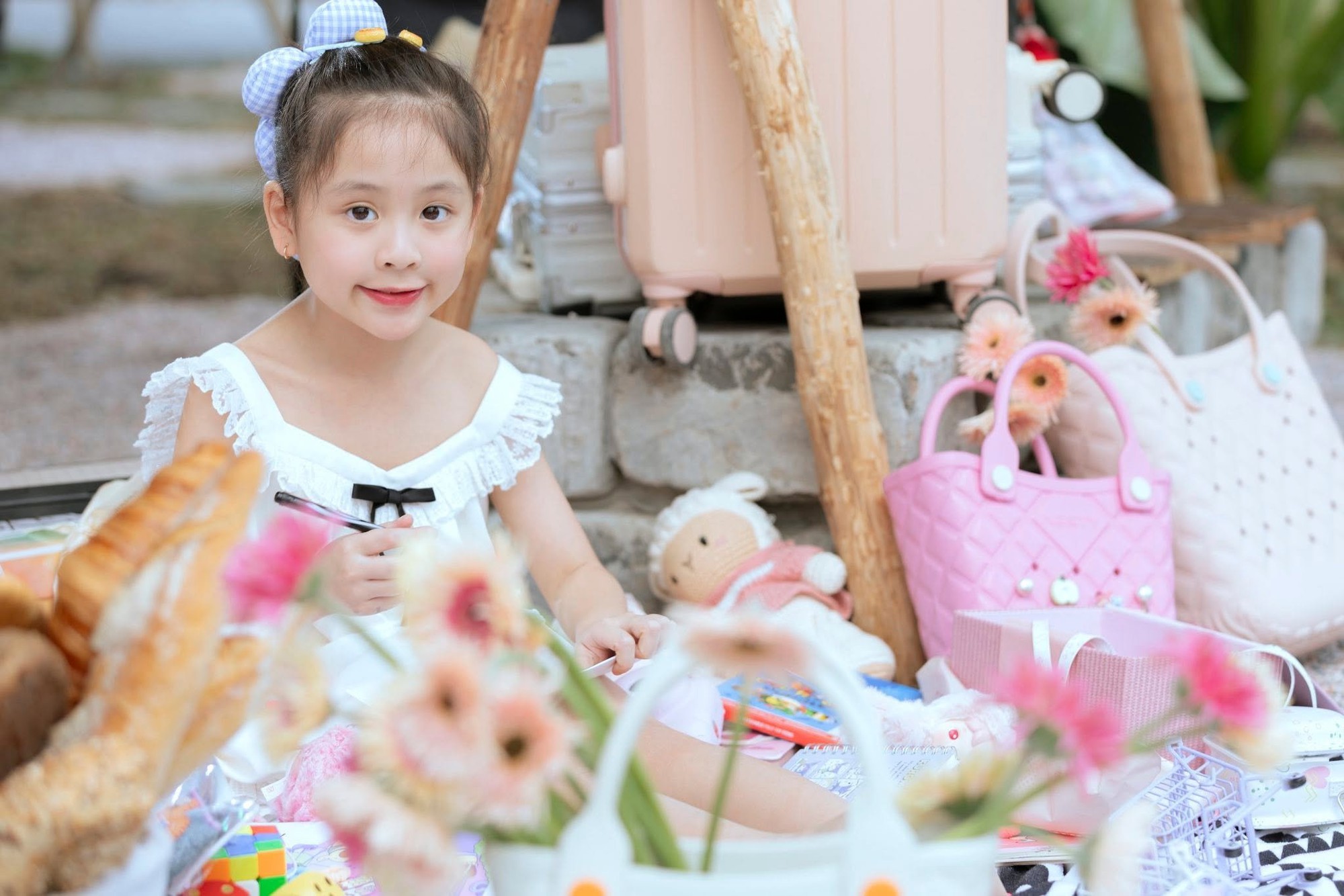 Cháu gái được Ngọc Trinh nuôi từ bé càng lớn càng xinh đẹp, nhìn qua tưởng bản sao của cô lúc nhỏ - Ảnh 5.