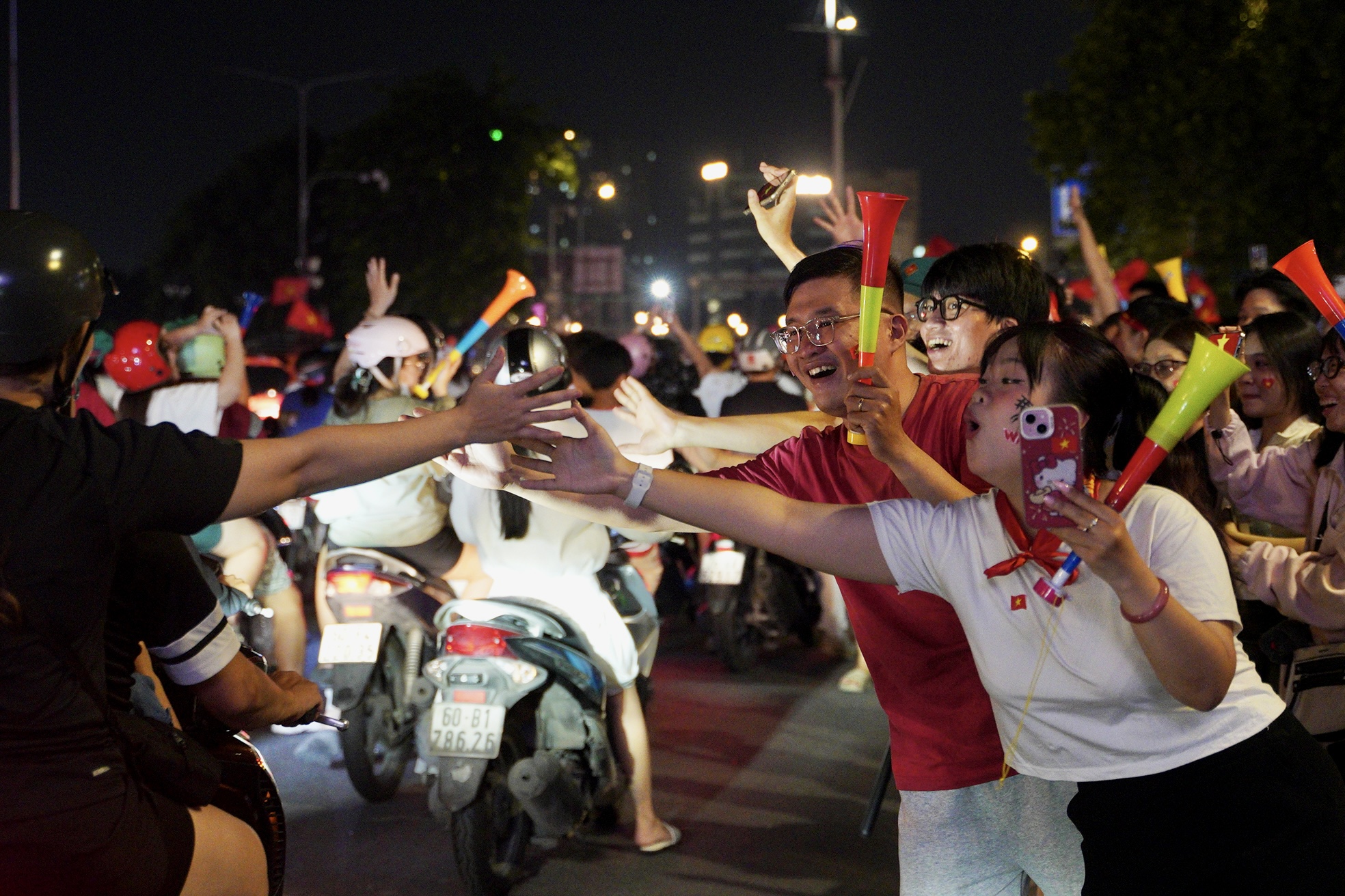 Cười mệt với các pha xuống đường ăn mừng của CĐV Việt Nam tối nay - Ảnh 18. Cười mệt với các pha xuống đường ăn mừng của CĐV Việt Nam tối nay - Ảnh 18.