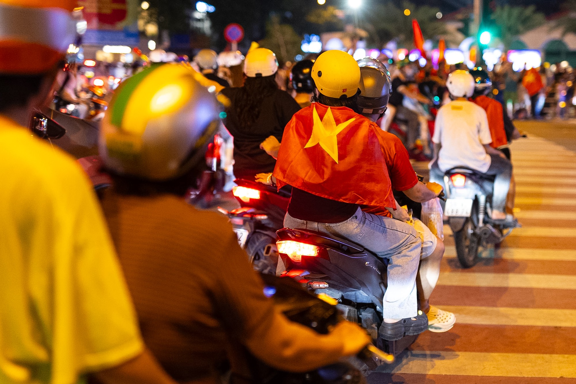 Cười mệt với các pha xuống đường ăn mừng của CĐV Việt Nam tối nay - Ảnh 3. Cười mệt với các pha xuống đường ăn mừng của CĐV Việt Nam tối nay - Ảnh 3.