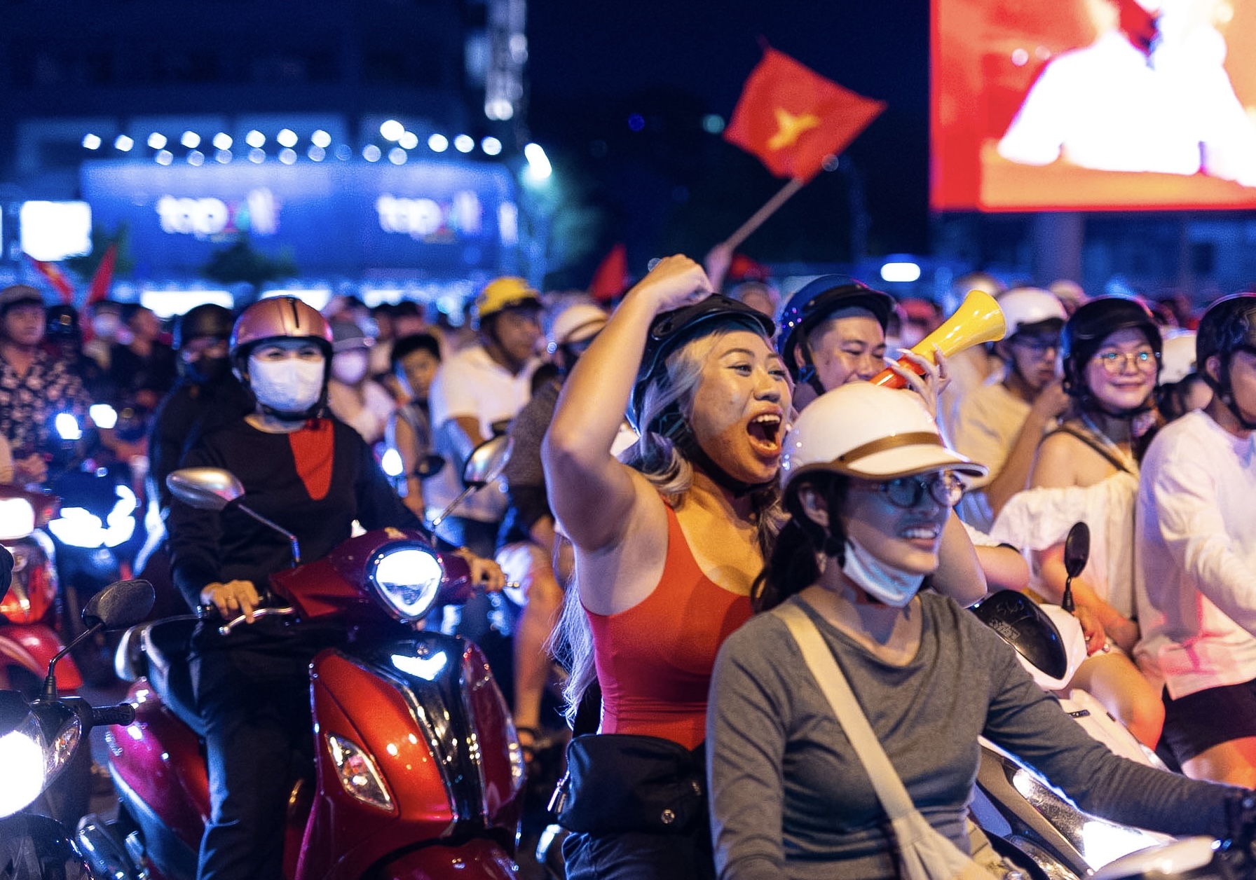 Cười mệt với các pha xuống đường ăn mừng của CĐV Việt Nam tối nay - Ảnh 6. Cười mệt với các pha xuống đường ăn mừng của CĐV Việt Nam tối nay - Ảnh 6.