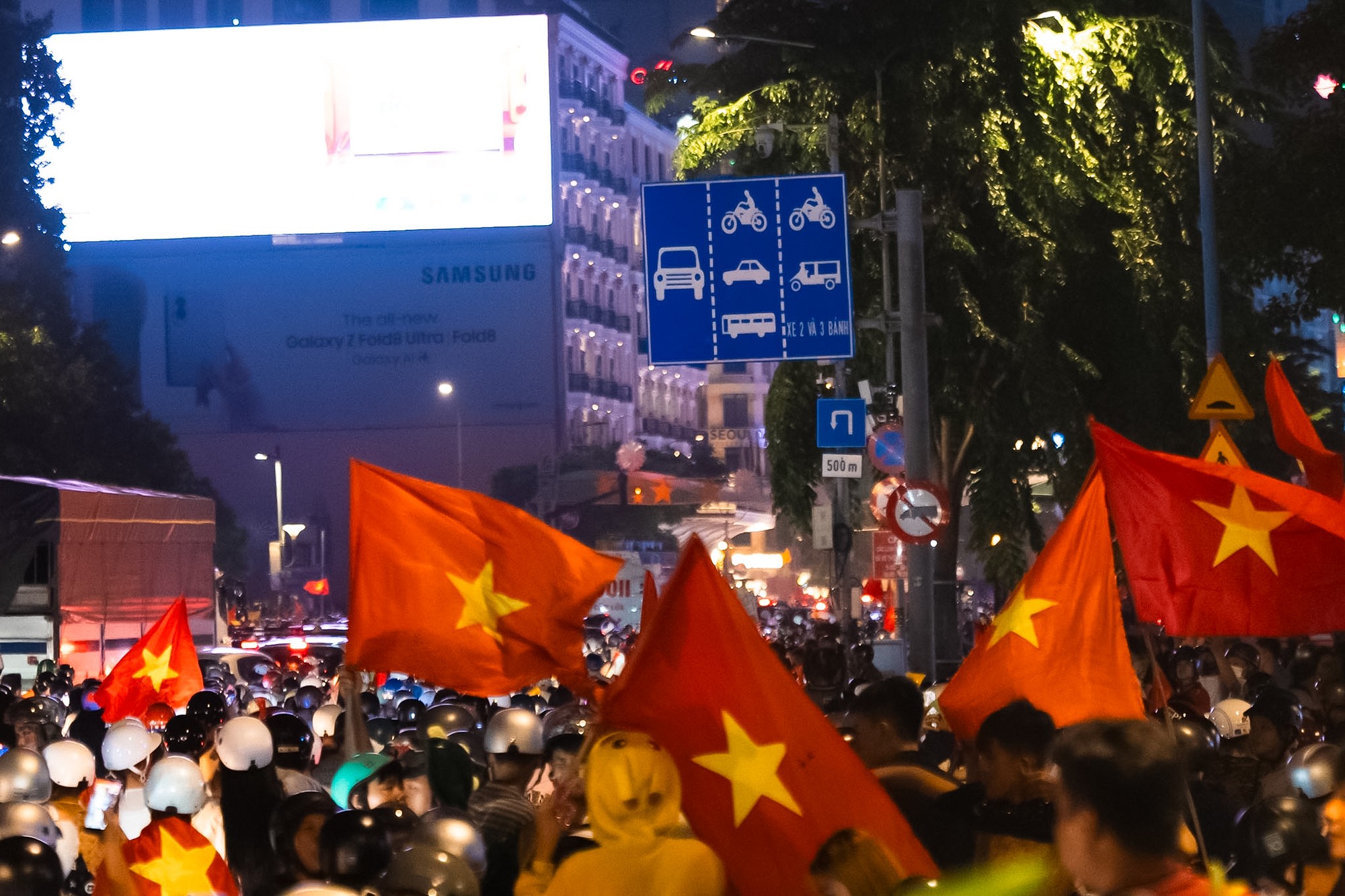 Cười mệt với các pha xuống đường ăn mừng của CĐV Việt Nam tối nay - Ảnh 13. Cười mệt với các pha xuống đường ăn mừng của CĐV Việt Nam tối nay - Ảnh 13.