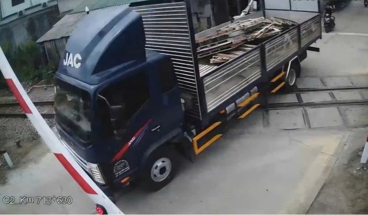 T&agrave;i xế xe tải vượt đường ray bị phạt 41 , 5 triệu đồng v&igrave; vi phạm luật giao th&ocirc;ng - Ảnh 1.