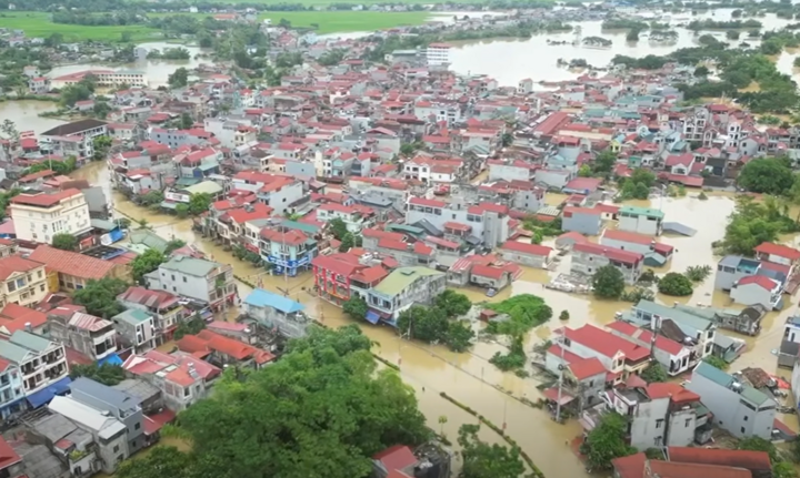 Lạng Sơn chống lũ: Người d&acirc;n leo m&aacute;i nh&agrave; nhận cứu trợ trong mưa lớn - Ảnh 11.