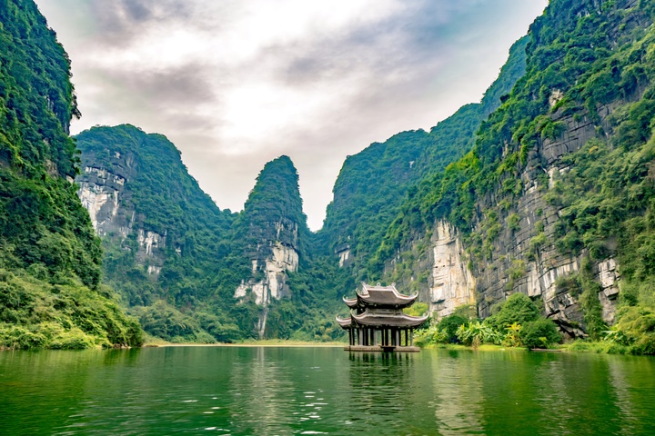 Ninh B&igrave;nh tạm dừng đ&oacute;n kh&aacute;ch du lịch để ứng ph&oacute; b&atilde;o số 4 - Ảnh 1.