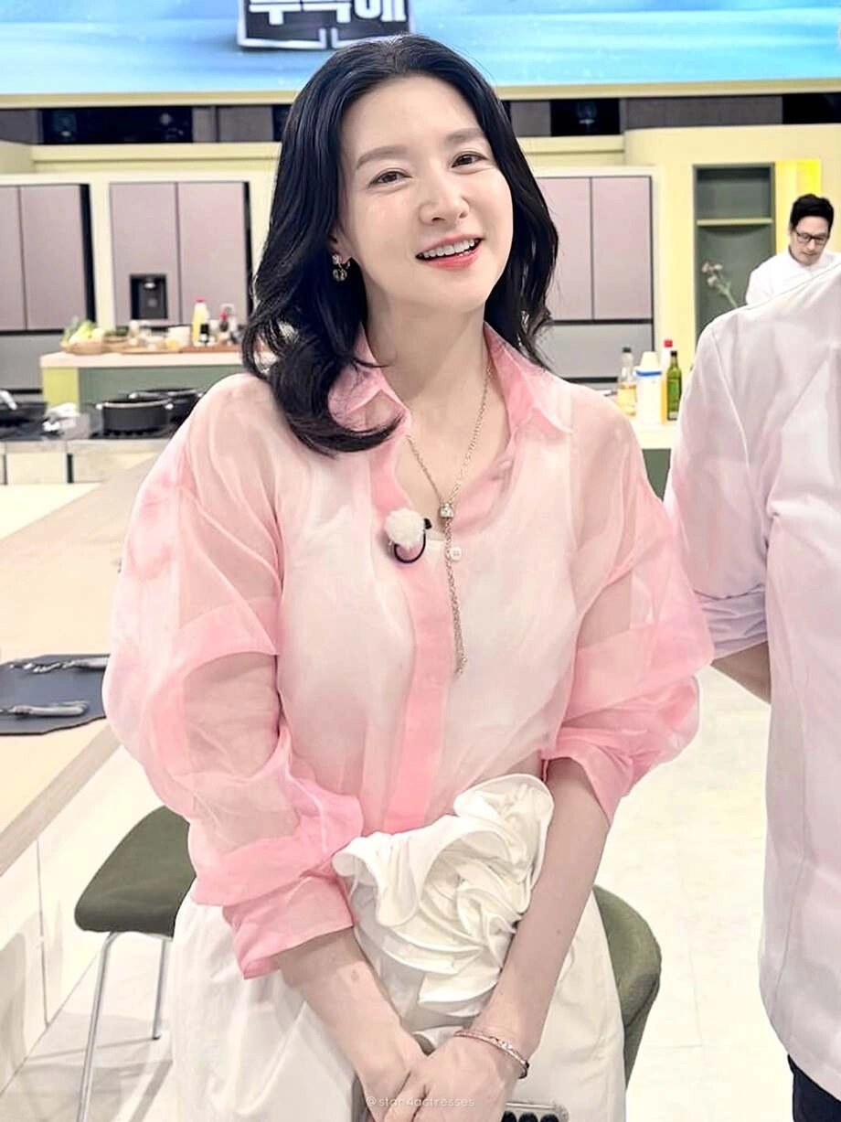 Da sáng mịn ở tuổi 55, Lee Young Ae chứng minh chăm da bền bỉ quan trọng hơn mỹ phẩm đắt tiền - Ảnh 1.