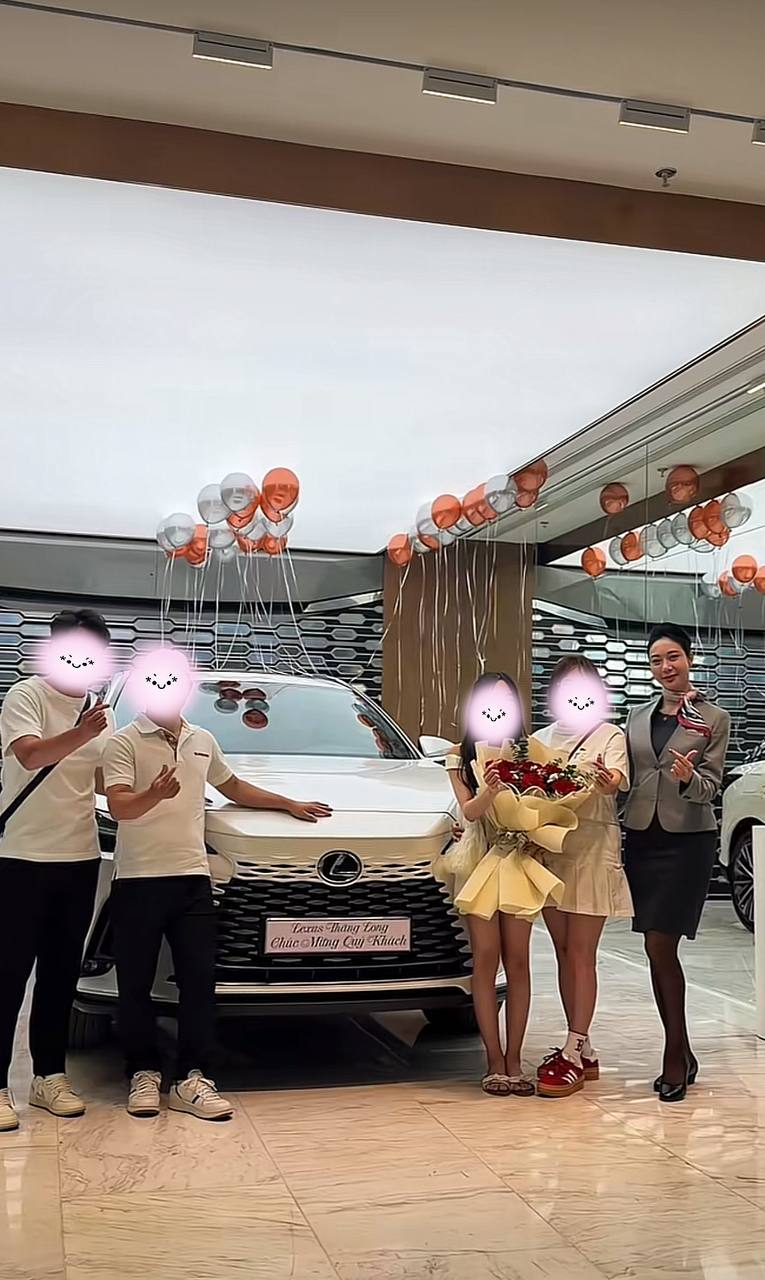 Chủ qu&aacute;n ốc H&agrave; Nội tậu Lexus RX350 g&acirc;y sốt mạng x&atilde; hội - Ảnh 1.