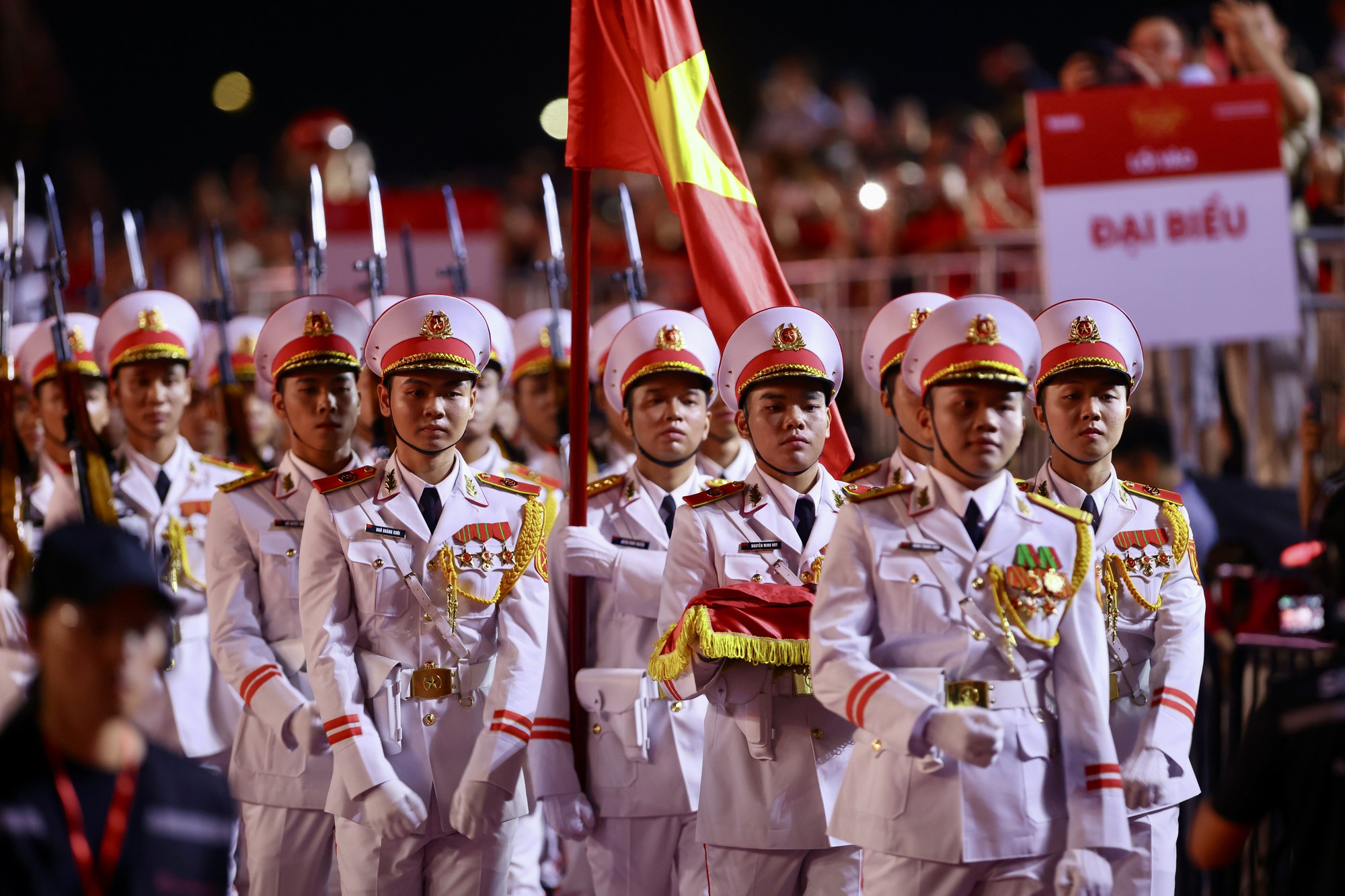 70.000 người c&ugrave;ng cất vang Tiến Qu&acirc;n Ca tại concert Tổ Quốc Trong Tim: Khoảnh khắc thi&ecirc;ng li&ecirc;ng khiến h&agrave;ng triệu tr&aacute;i tim x&uacute;c động- Ảnh 1.