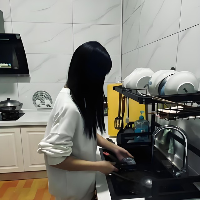 Em gái lên ĐH ở nhờ nhà anh họ, được giao lịch đưa đón 2 đứa cháu đi học mỗi ngày: