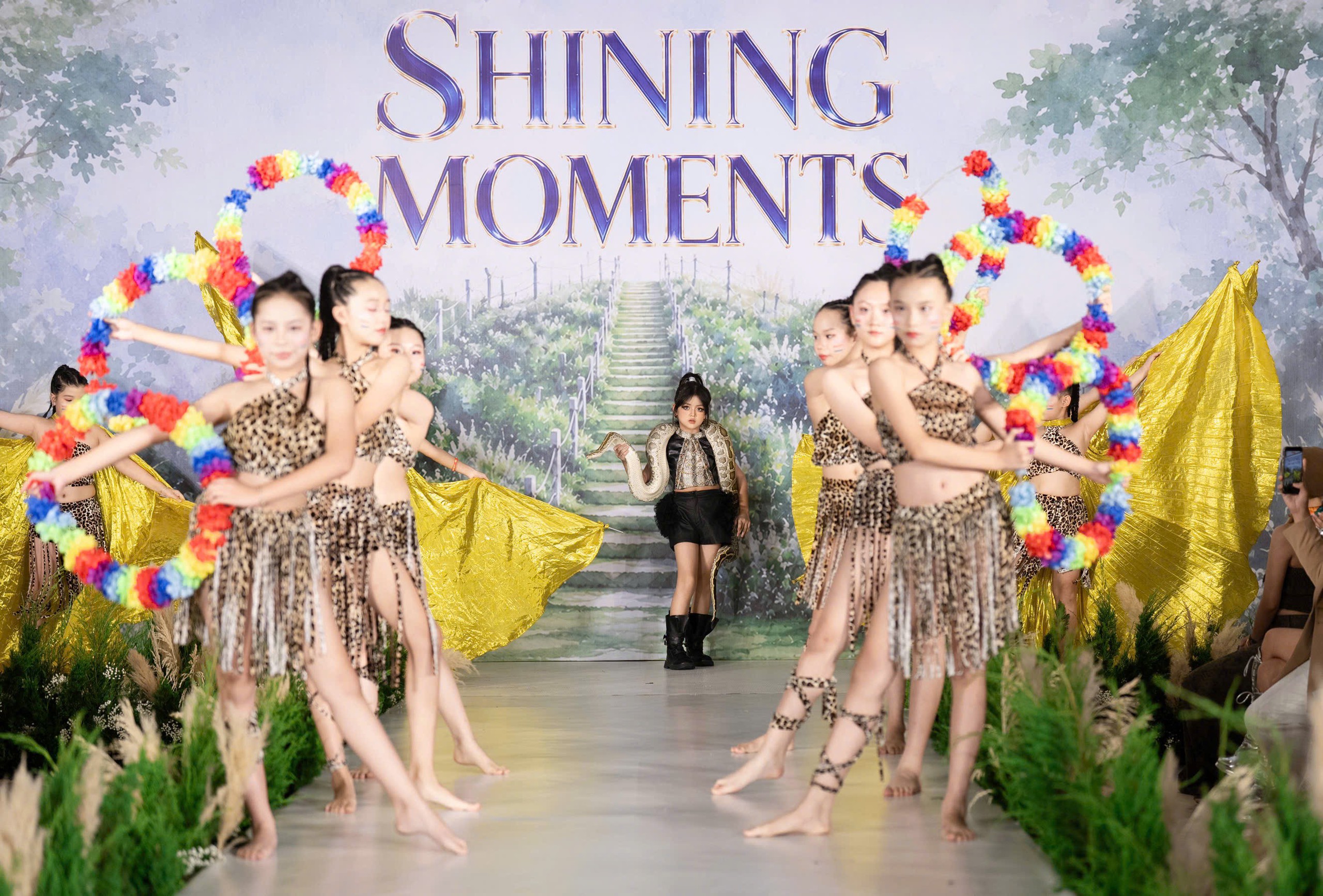 Cherry An Nhiên cùng hơn 200 mẫu nhí bước vào “khu vườn diệu kỳ” Shining Moments 2026 - Ảnh 1.