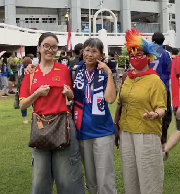 Chu Thanh Huyền - vợ Quang Hải g&acirc;y sốt tại Th&aacute;i Lan , được fan xin chụp ảnh - Ảnh 3.
