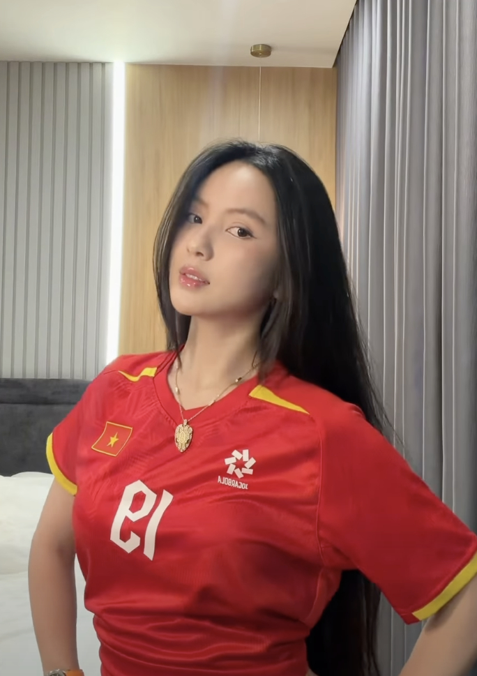 Chu Thanh Huyền - vợ Quang Hải g&acirc;y sốt tại Th&aacute;i Lan , được fan xin chụp ảnh - Ảnh 2.