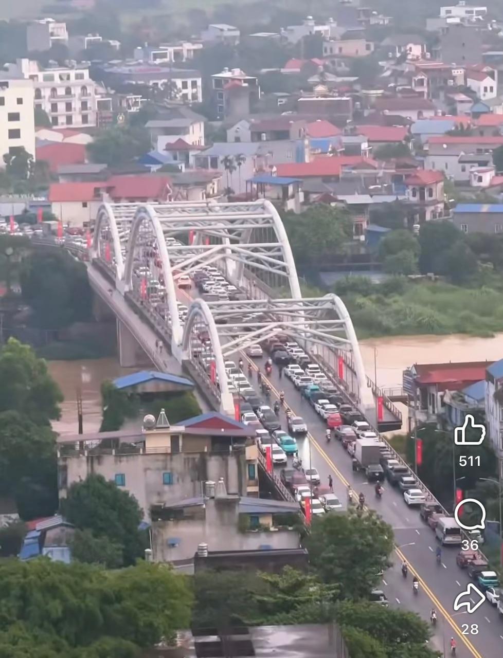 &Ocirc; t&ocirc; tr&aacute;nh lũ tr&ecirc;n cầu Bến Tượng Th&aacute;i Nguy&ecirc;n: R&uacute;t kinh nghiệm năm 2026 - Ảnh 1.