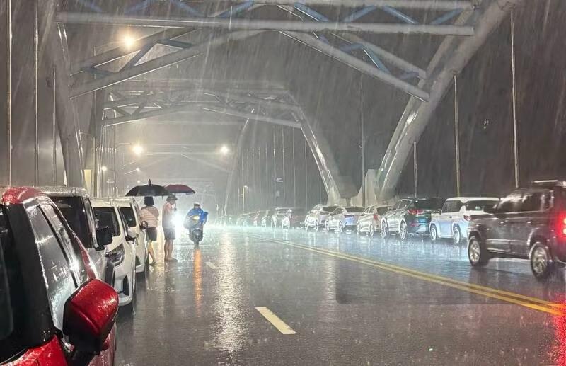&Ocirc; t&ocirc; tr&aacute;nh lũ tr&ecirc;n cầu Bến Tượng Th&aacute;i Nguy&ecirc;n: R&uacute;t kinh nghiệm năm 2026 - Ảnh 2.