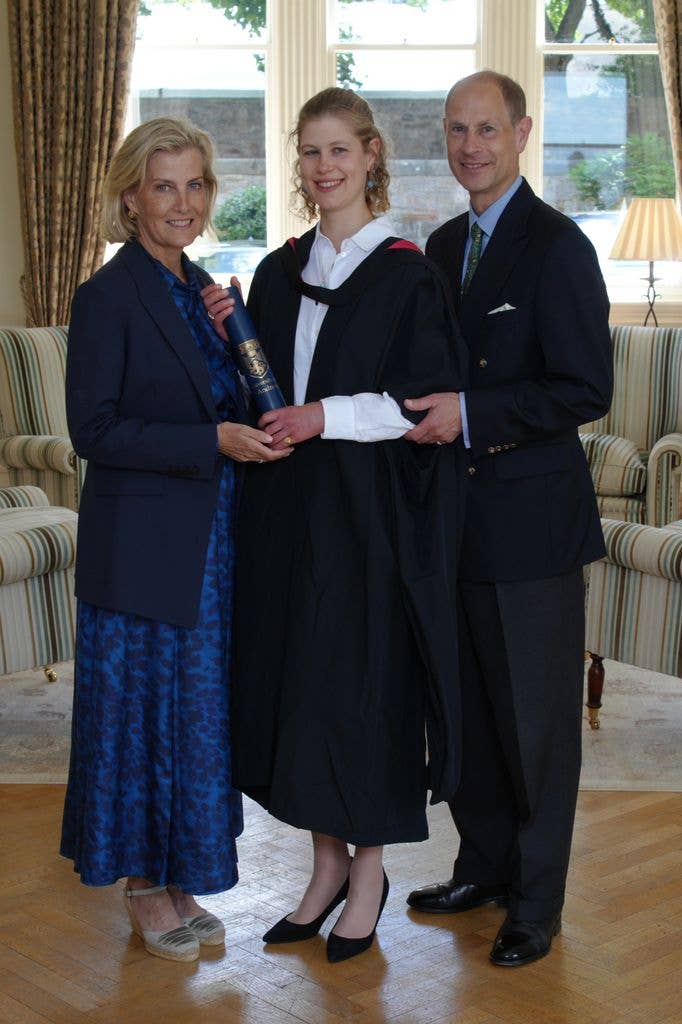 Lady Louise Windsor thu h&uacute;t sự ch&uacute; &yacute; tại Kỳ nghỉ Ho&agrave;ng gia ở Balmoral năm 2026 - Ảnh 3.