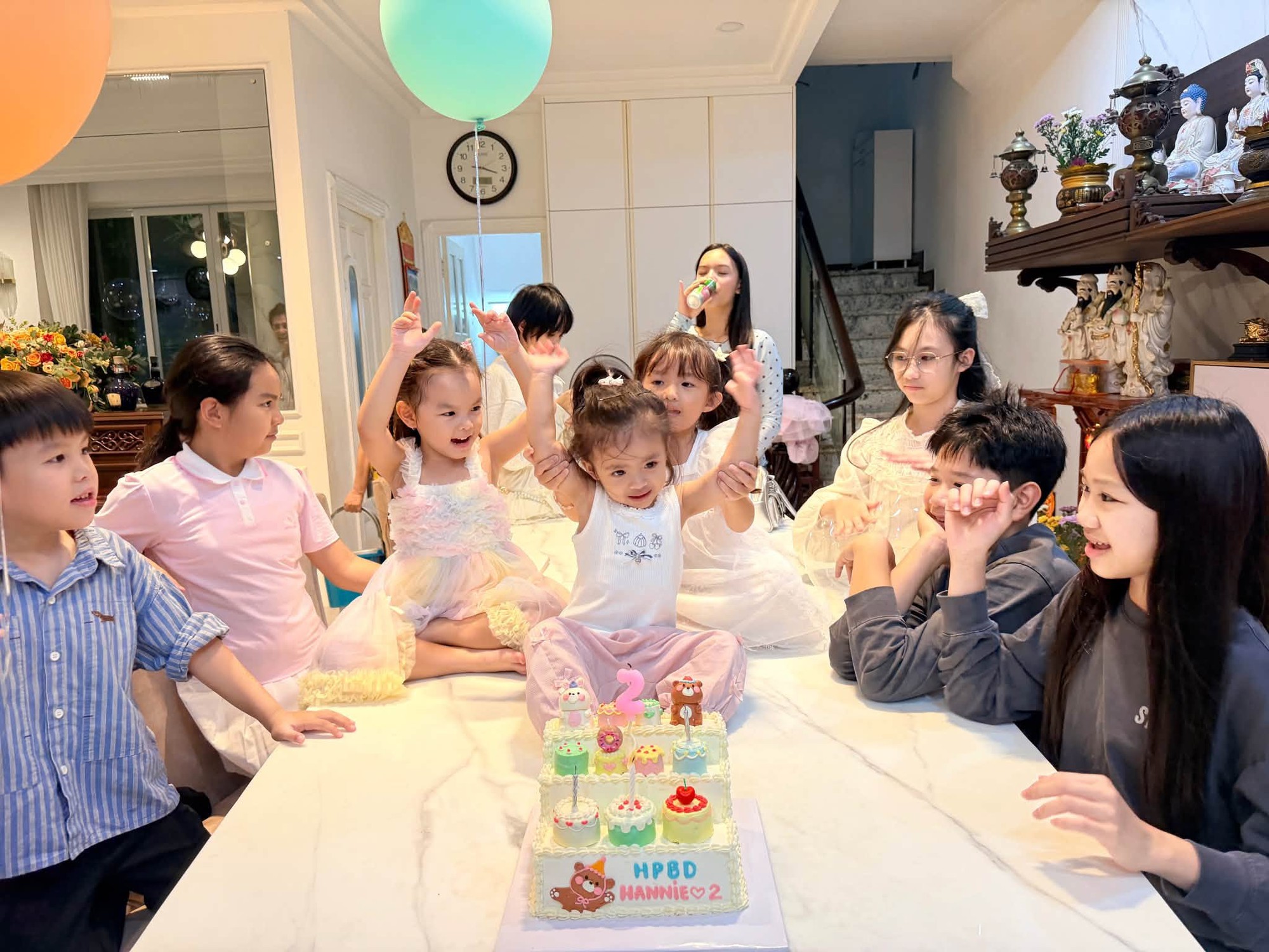 Thiếu gia Tập đoàn nhựa và ca sĩ hạng A tổ chức tiệc sinh nhật ấm cúng, giản dị cho ái nữ tại nhà - Ảnh 4.