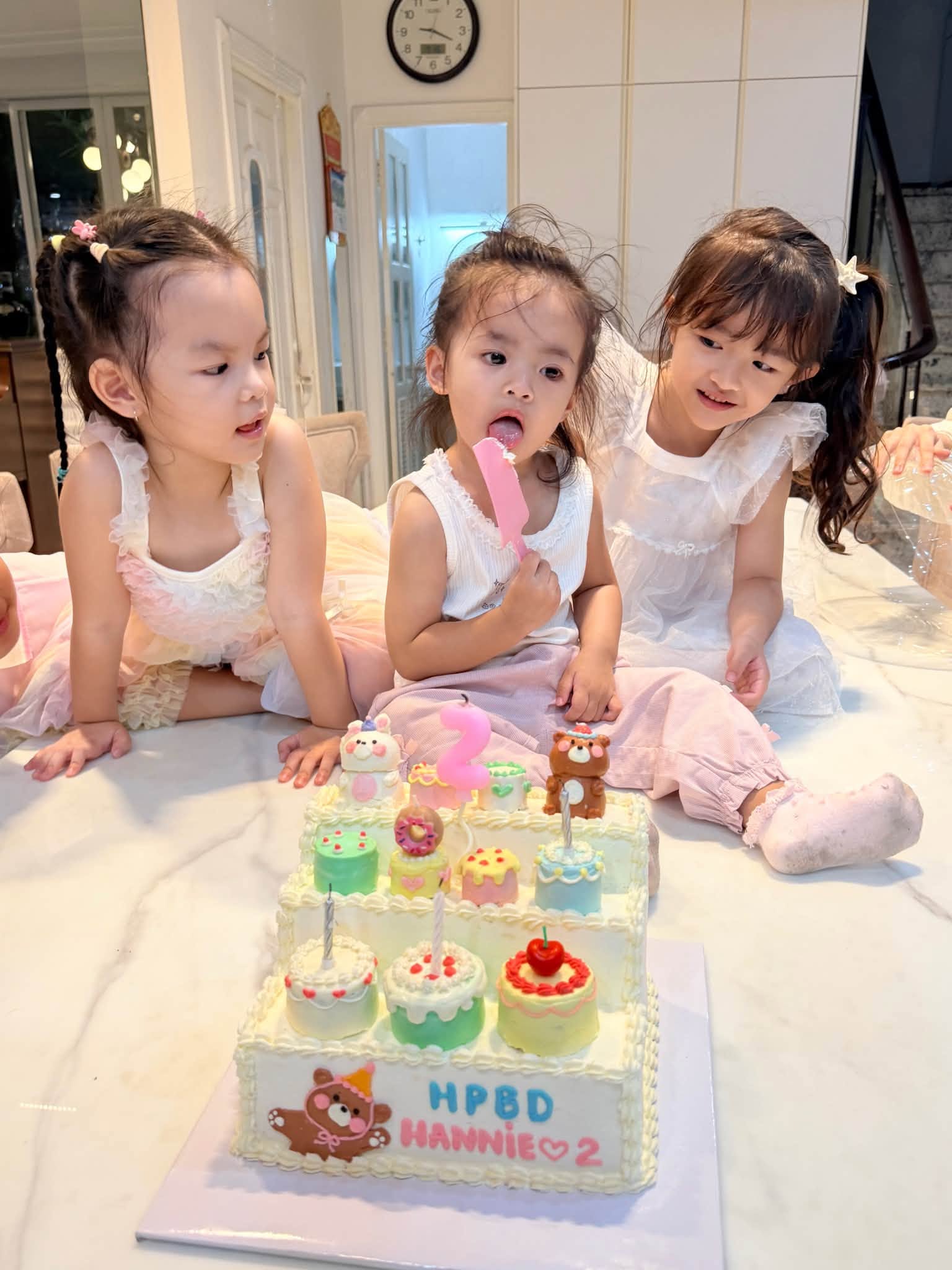 Thiếu gia Tập đoàn nhựa và ca sĩ hạng A tổ chức tiệc sinh nhật ấm cúng, giản dị cho ái nữ tại nhà - Ảnh 2.