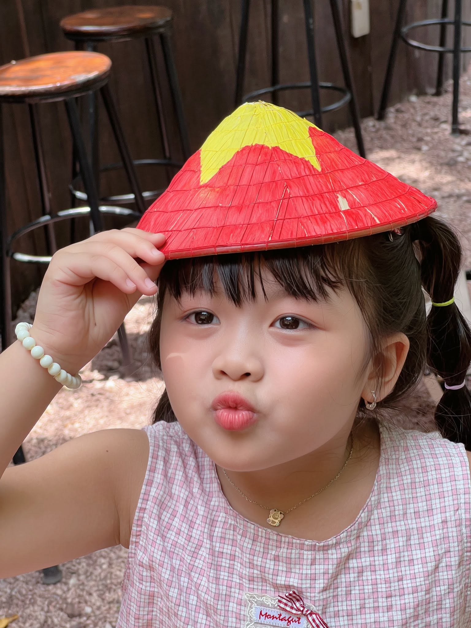 Ng&agrave;y đầu ti&ecirc;n đi học v&agrave; tờ giấy nợ 1 , 6 triệu đồng của b&eacute; g&aacute;i lớp 1 - Ảnh 3.
