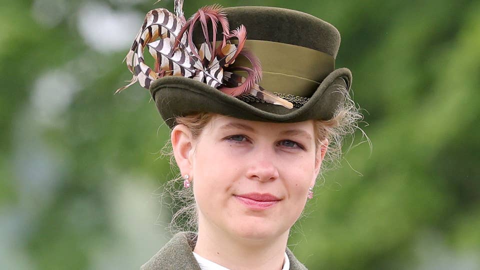 Lady Louise Windsor thu h&uacute;t sự ch&uacute; &yacute; tại Kỳ nghỉ Ho&agrave;ng gia ở Balmoral năm 2026 - Ảnh 1.