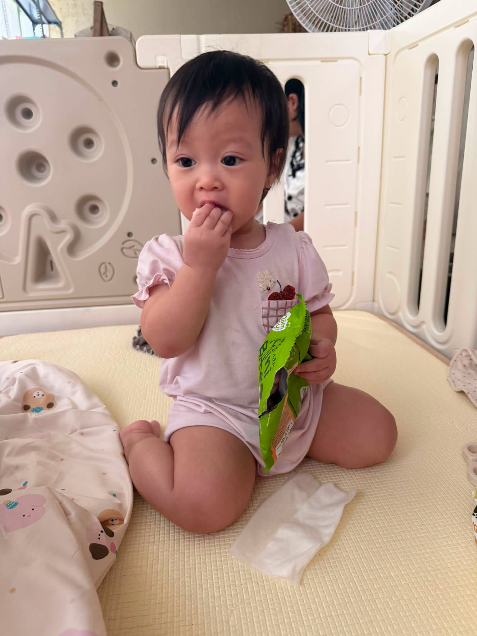Con g&aacute;i Quỳnh Lương ngủ 15-16 tiếng/ng&agrave;y, d&acirc;n mạng thắc mắc chuyện dinh dưỡng- Ảnh 3.