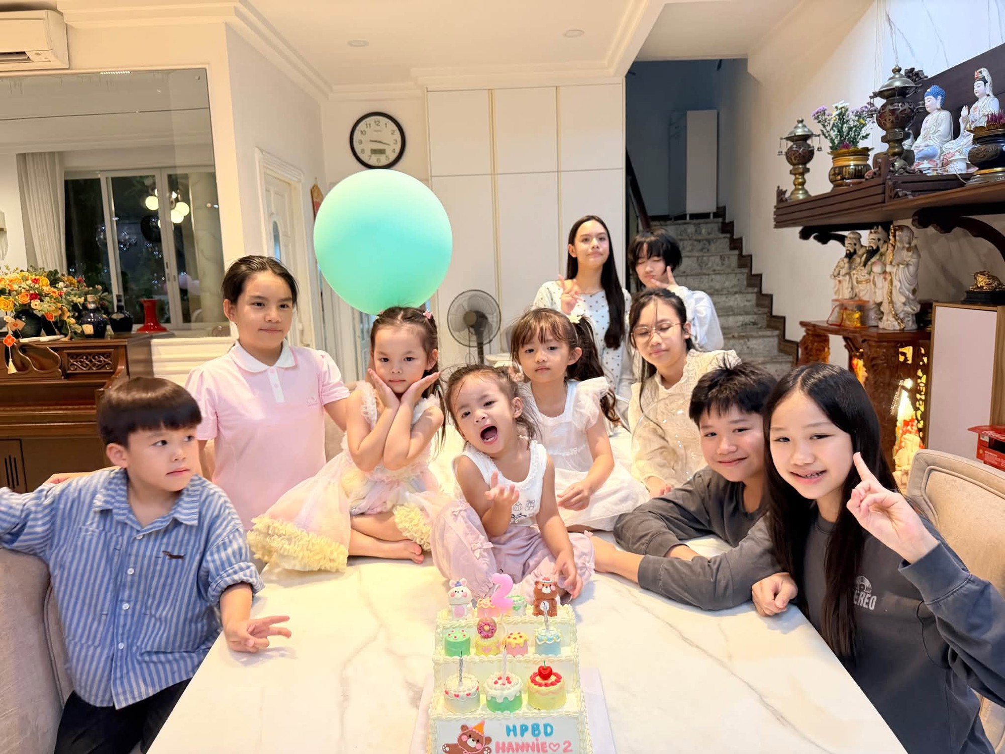 Thiếu gia Tập đoàn nhựa và ca sĩ hạng A tổ chức tiệc sinh nhật ấm cúng, giản dị cho ái nữ tại nhà - Ảnh 5.