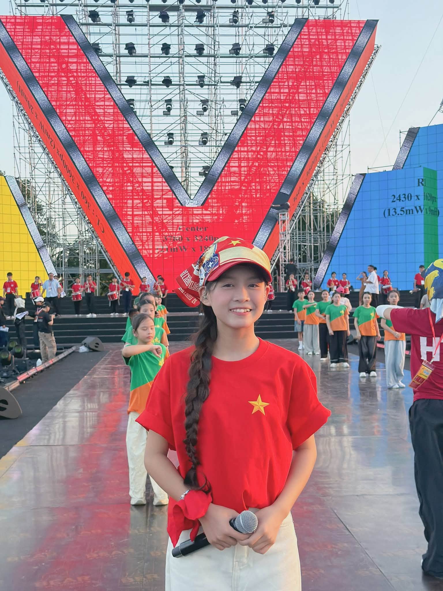 Cô bé hát “Em mơ gặp Bác Hồ” gây chú ý tại concert Tổ quốc trong tim là ai?- Ảnh 12.