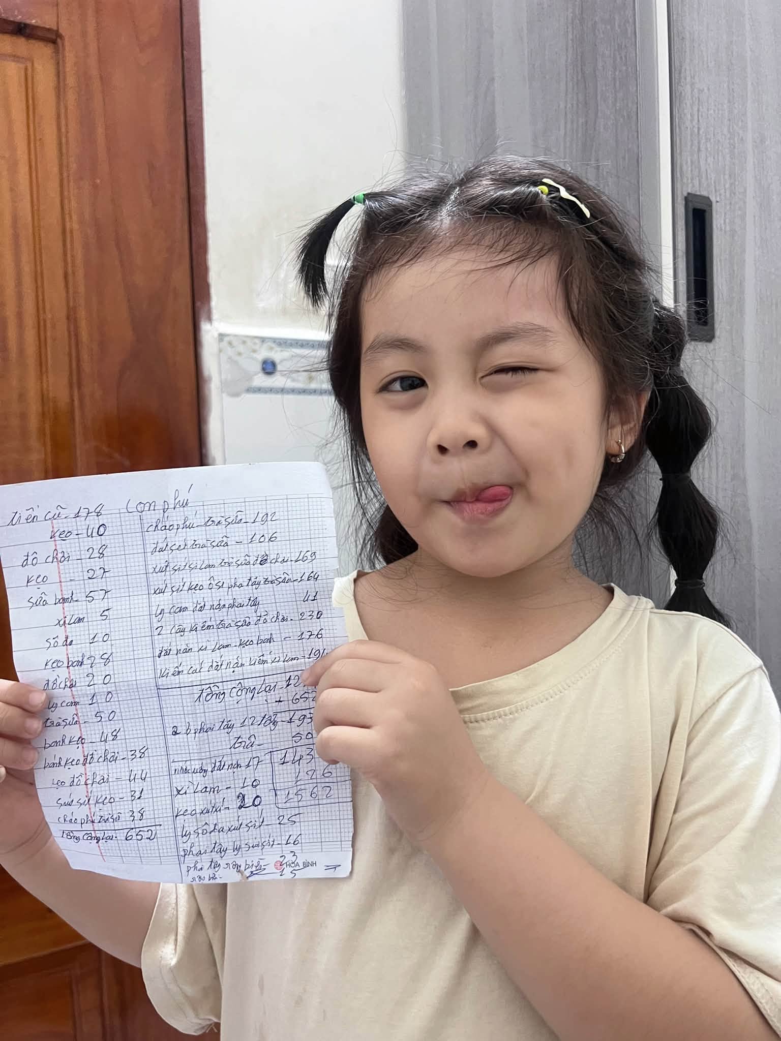 Ng&agrave;y đầu ti&ecirc;n đi học v&agrave; tờ giấy nợ 1 , 6 triệu đồng của b&eacute; g&aacute;i lớp 1 - Ảnh 1.