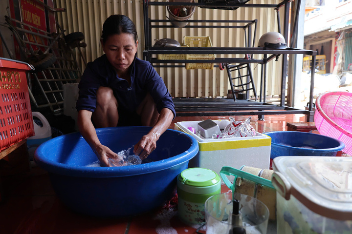 3 năm liền chạy lũ, hơn nửa tỷ đồng của tiệm b&aacute;nh m&igrave; ch&igrave;m theo d&ograve;ng nước - Ảnh 3.