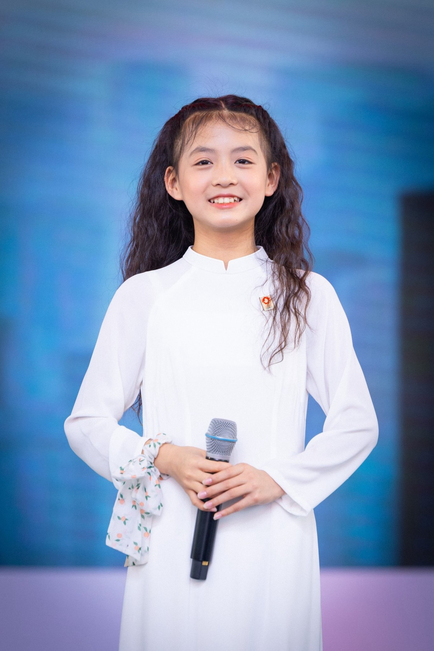 Cô bé hát “Em mơ gặp Bác Hồ” gây chú ý tại concert Tổ quốc trong tim là ai?- Ảnh 4.