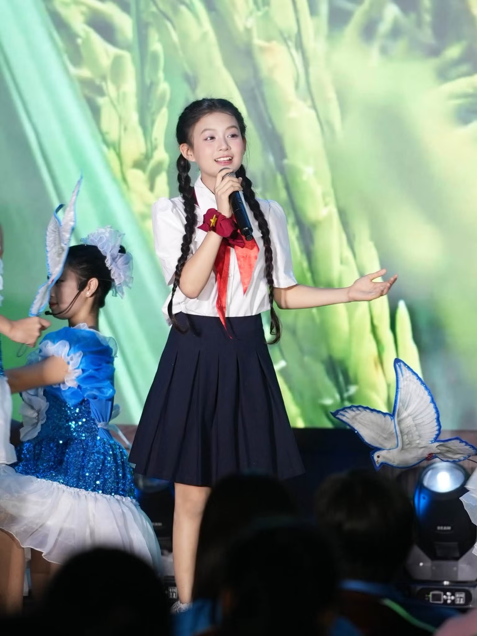Cô bé hát “Em mơ gặp Bác Hồ” gây chú ý tại concert Tổ quốc trong tim là ai?- Ảnh 10.