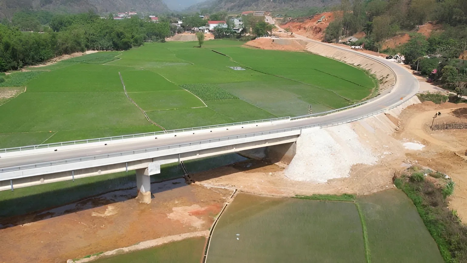 Con đường 37km trị gi&aacute; 3.700 tỷ đồng nối thẳng đến hồ nước ngọt tự nhi&ecirc;n lớn nhất Việt Nam, lọt top thế giới - Ảnh 1.