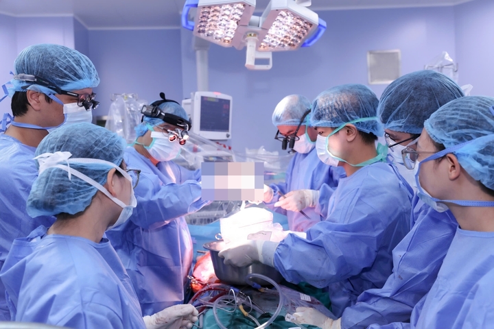 Bệnh nh&acirc;n 50 tuổi gh&eacute;p tim hai lần trong ba ng&agrave;y: C&acirc;u chuyện kỳ diệu sống s&oacute;t - Ảnh 1.