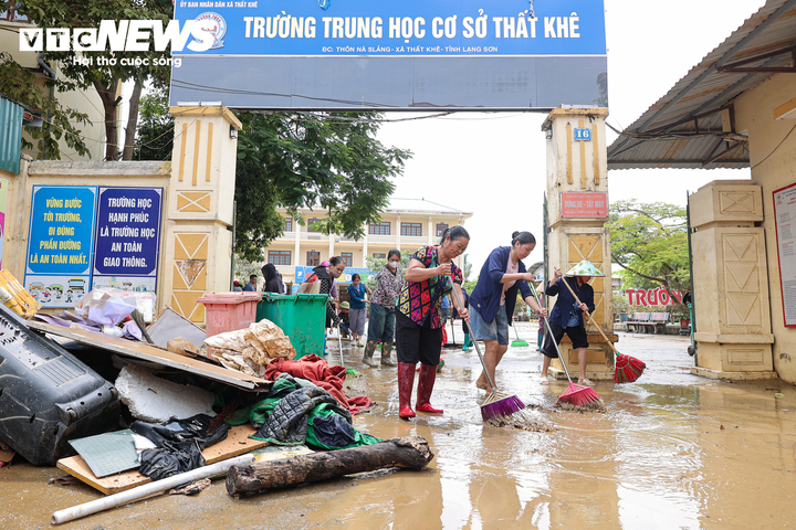 Tho&aacute;t cảnh ngập s&acirc;u, người d&acirc;n Lạng Sơn hối hả dọn dẹp sau lũ dữ - Ảnh 15.
