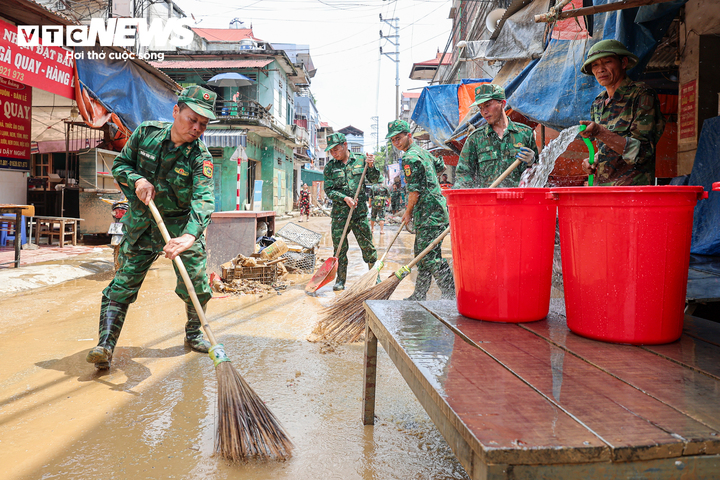 Tho&aacute;t cảnh ngập s&acirc;u, người d&acirc;n Lạng Sơn hối hả dọn dẹp sau lũ dữ - Ảnh 14.