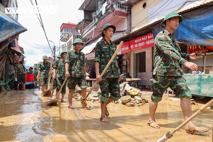 Tho&aacute;t cảnh ngập s&acirc;u, người d&acirc;n Lạng Sơn hối hả dọn dẹp sau lũ dữ - Ảnh 16.