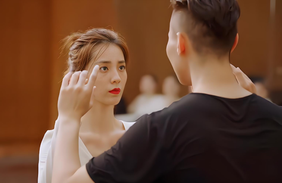 Chồng đi l&agrave;m xa, t&ocirc;i ở nh&agrave; nu&ocirc;i 2 con th&igrave; g&atilde; h&agrave;ng x&oacute;m ng&agrave;y n&agrave;o cũng gạ gẫm, đến khi anh ta nhắn 3 từ m&agrave; t&ocirc;i lạnh người- Ảnh 1.