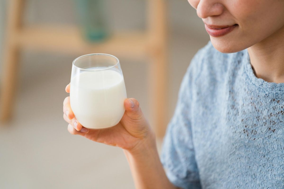 Phụ nữ tiền m&atilde;n kinh n&ecirc;n uống sữa g&igrave; để giảm lo&atilde;ng xương sớm? - Ảnh 4.