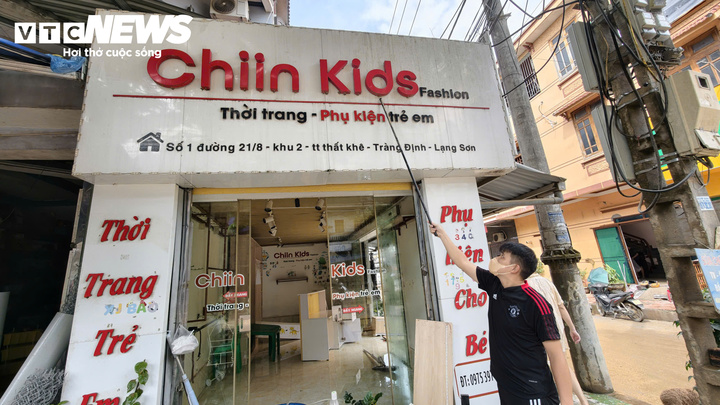 3 năm liền chạy lũ, hơn nửa tỷ đồng của tiệm b&aacute;nh m&igrave; ch&igrave;m theo d&ograve;ng nước - Ảnh 4.