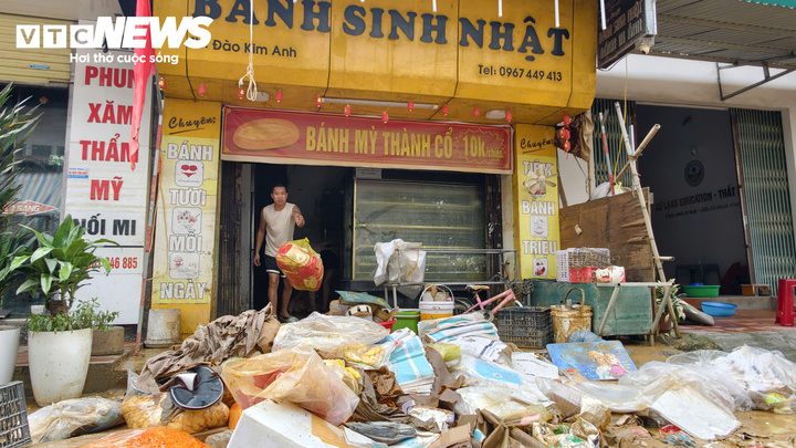 3 năm liền chạy lũ, hơn nửa tỷ đồng của tiệm b&aacute;nh m&igrave; ch&igrave;m theo d&ograve;ng nước - Ảnh 2.