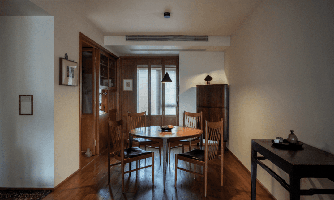 Gia đ&igrave;nh 3 người sống 7 năm trong căn nh&agrave; 170m&sup2; cạnh đồi ch&egrave;: C&agrave;ng ở l&acirc;u c&agrave;ng đẹp, b&iacute; quyết nằm ở c&aacute;ch họ &ldquo;nu&ocirc;i&rdquo; kh&ocirc;ng gian - Ảnh 1.