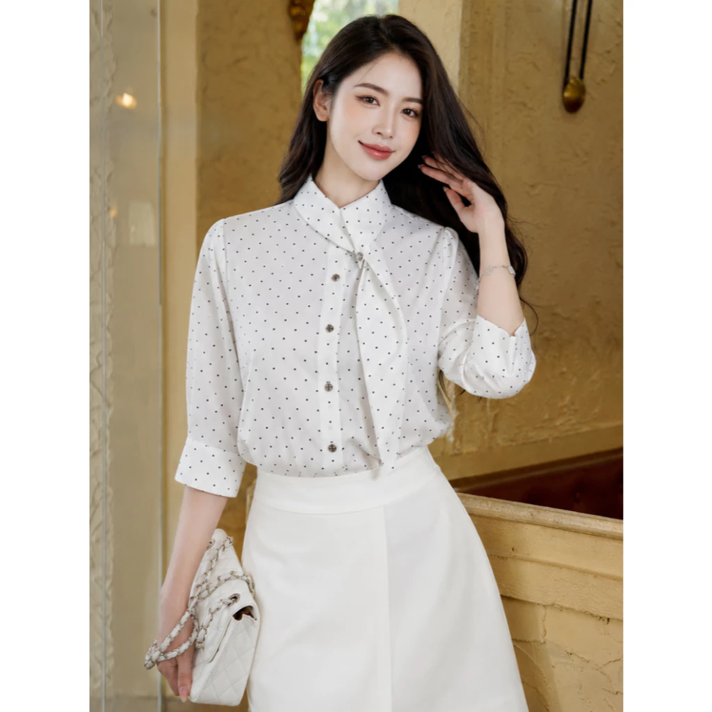 Chiếc sơ mi vừa sang chuẩn old money vừa l&agrave; n&eacute;t chấm ph&aacute; th&uacute; vị cho style c&ocirc;ng sở - Ảnh 6.