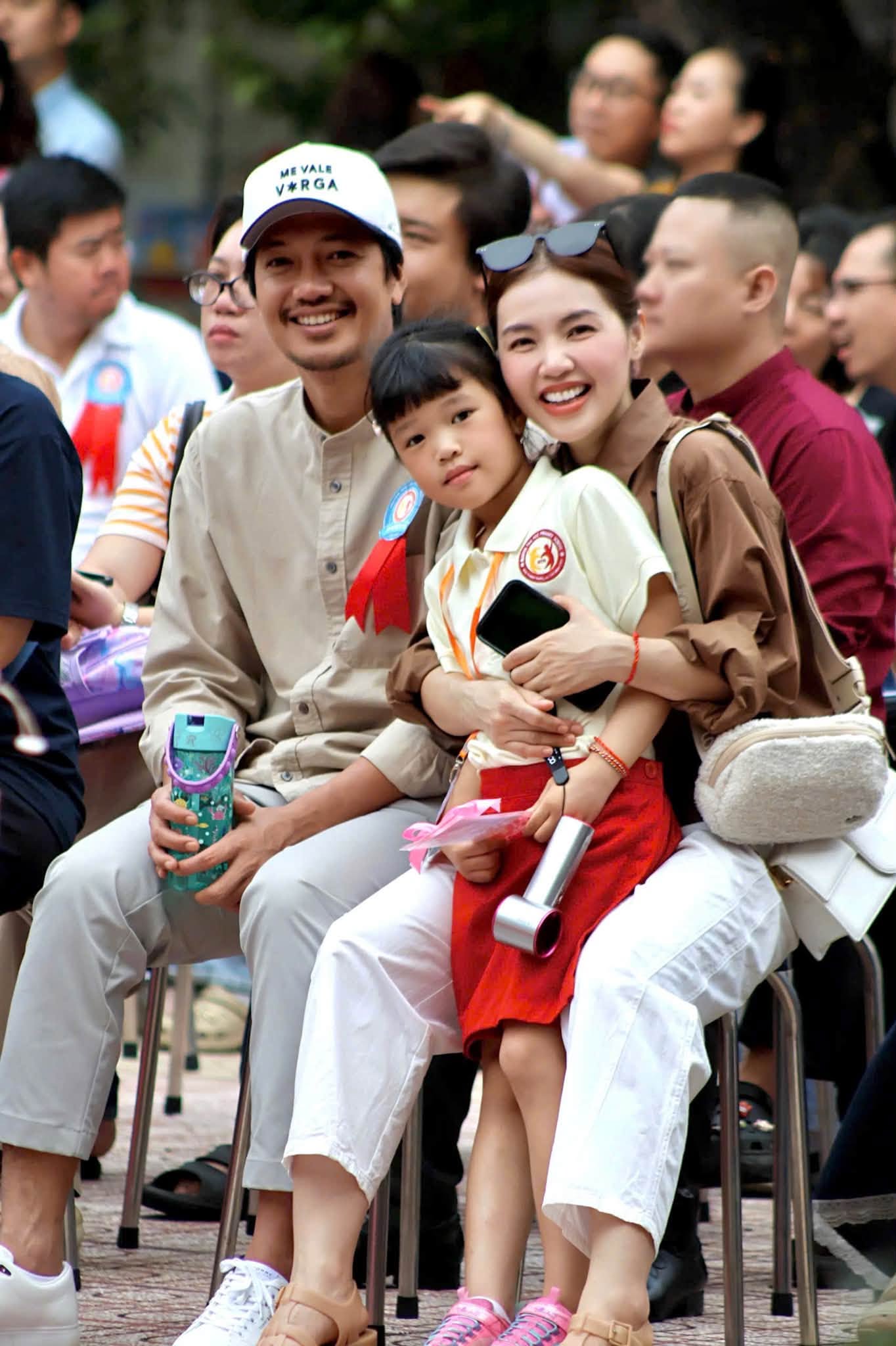 Con g&aacute;i Quang Tuấn 6 tuổi đ&atilde; cao vượt trội, nhập học lớp 1 được d&acirc;n mạng nhắn nhủ điều đặc biệt - Ảnh 2.