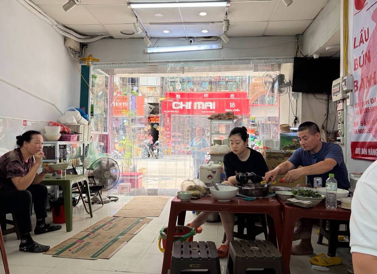 Ng&ocirc; Kiến Huy thưởng thức b&uacute;n c&aacute; Lam H&agrave; Nội , trải nghiệm lẩu c&aacute; đầy hấp dẫn - Ảnh 5.