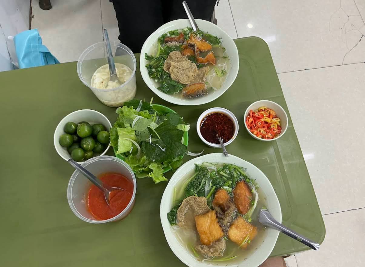 Ng&ocirc; Kiến Huy thưởng thức b&uacute;n c&aacute; Lam H&agrave; Nội , trải nghiệm lẩu c&aacute; đầy hấp dẫn - Ảnh 12.