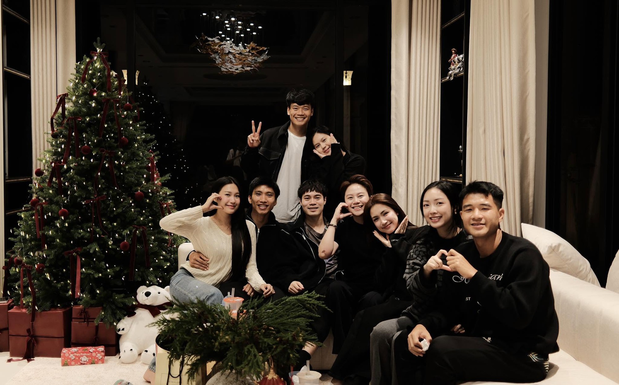 Do&atilde;n Hải My v&agrave; Ng&ocirc; Tố Uy&ecirc;n: Hai n&agrave;ng WAGs chăm s&oacute;c tổ ấm ng&agrave;y Rằm th&aacute;ng 7 - Ảnh 11.