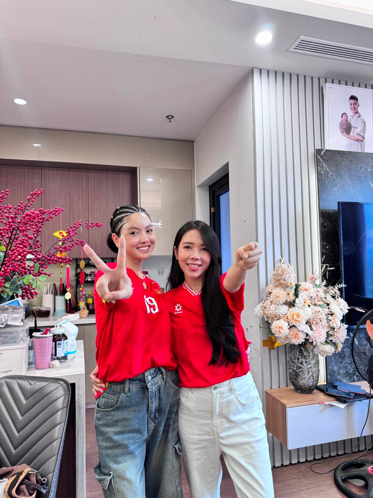 Doãn Hải My tỏa sáng rực rỡ cùng dàn WAGs cổ vũ Việt Nam trong chung kết Asean Cup 2026 - Ảnh 6. Doãn Hải My tỏa sáng rực rỡ cùng dàn WAGs cổ vũ Việt Nam trong chung kết Asean Cup 2026 - Ảnh 6.