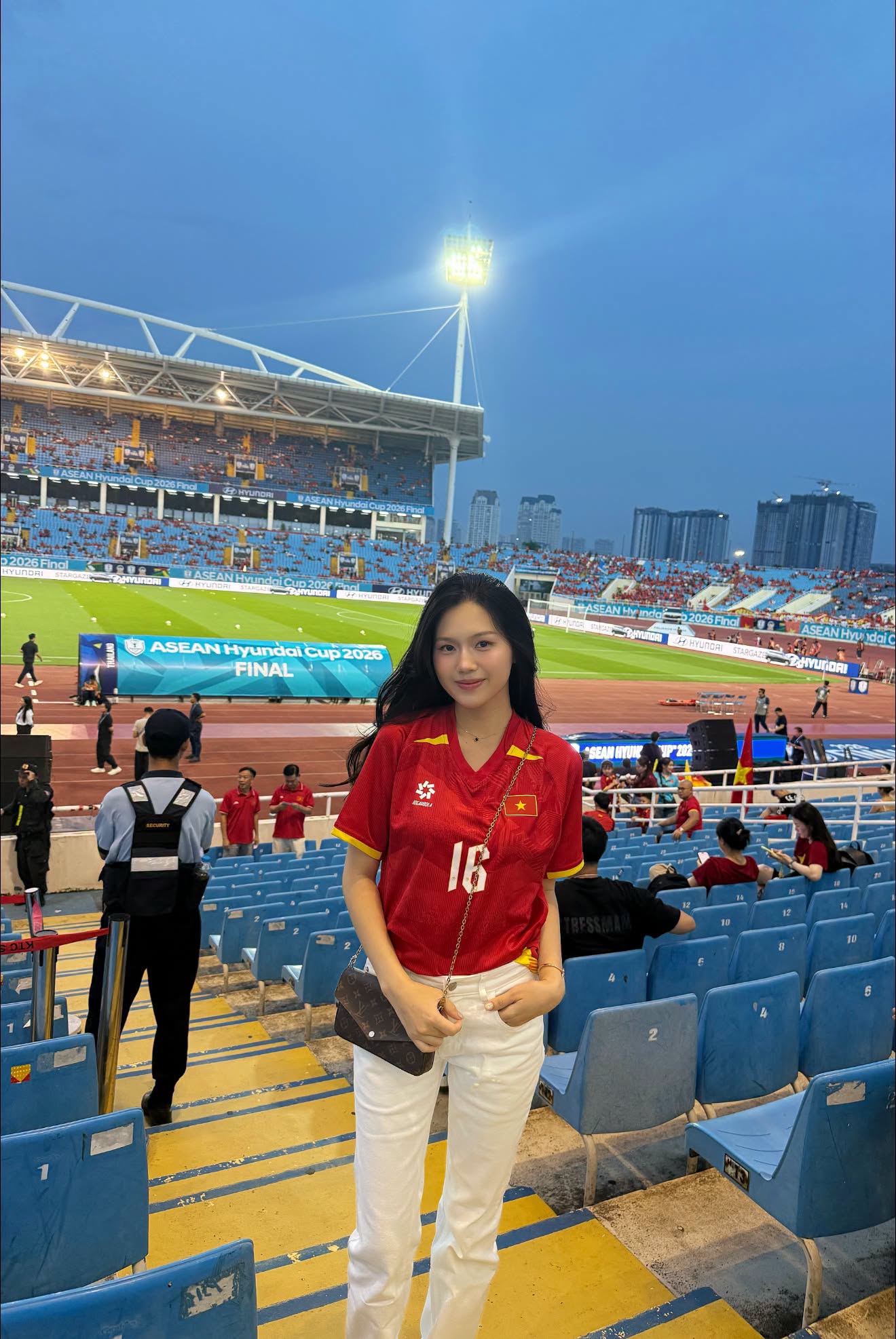 Doãn Hải My tỏa sáng rực rỡ cùng dàn WAGs cổ vũ Việt Nam trong chung kết Asean Cup 2026 - Ảnh 3. Doãn Hải My tỏa sáng rực rỡ cùng dàn WAGs cổ vũ Việt Nam trong chung kết Asean Cup 2026 - Ảnh 3.