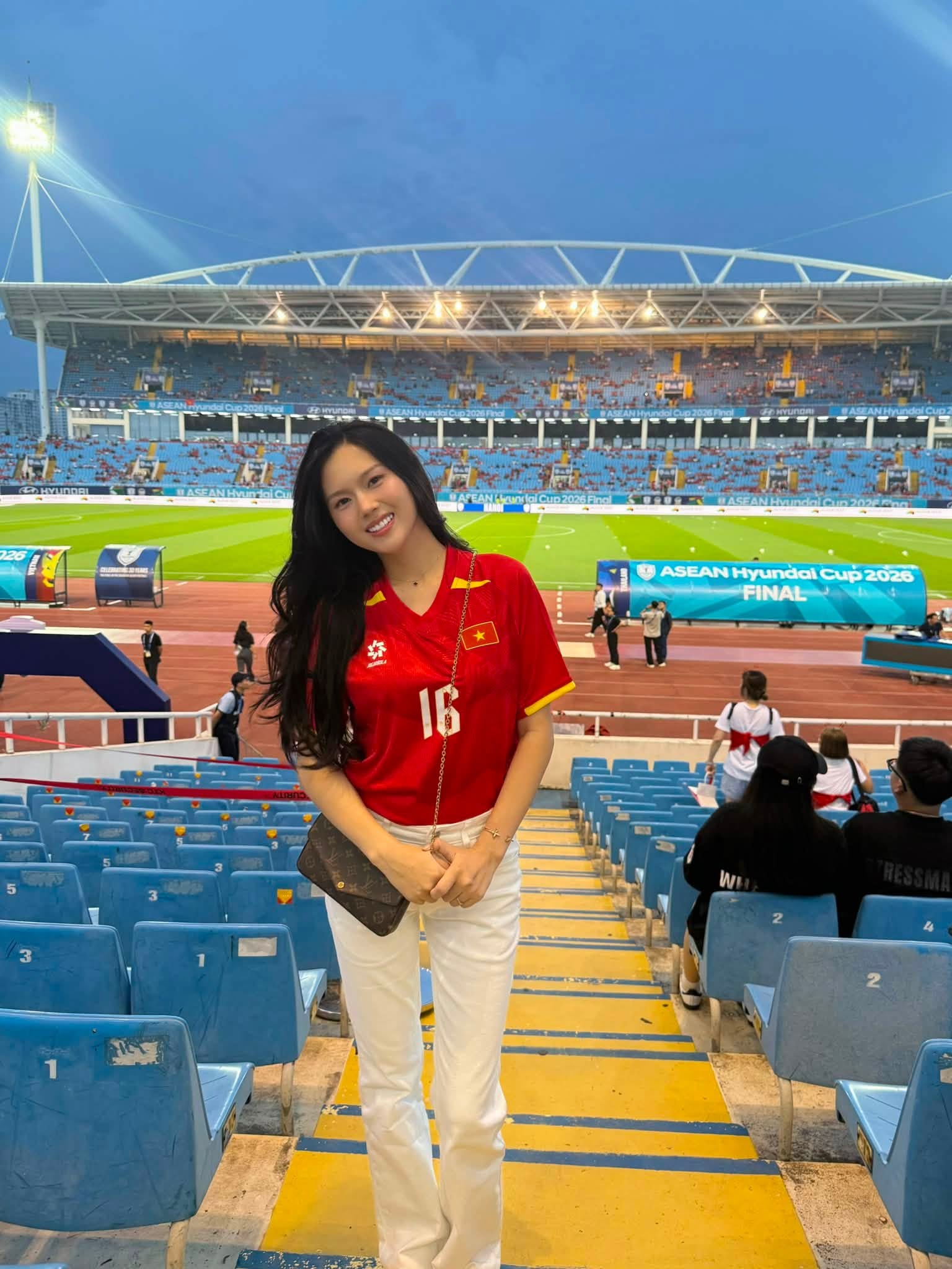 Doãn Hải My tỏa sáng rực rỡ cùng dàn WAGs cổ vũ Việt Nam trong chung kết Asean Cup 2026 - Ảnh 2. Doãn Hải My tỏa sáng rực rỡ cùng dàn WAGs cổ vũ Việt Nam trong chung kết Asean Cup 2026 - Ảnh 2.
