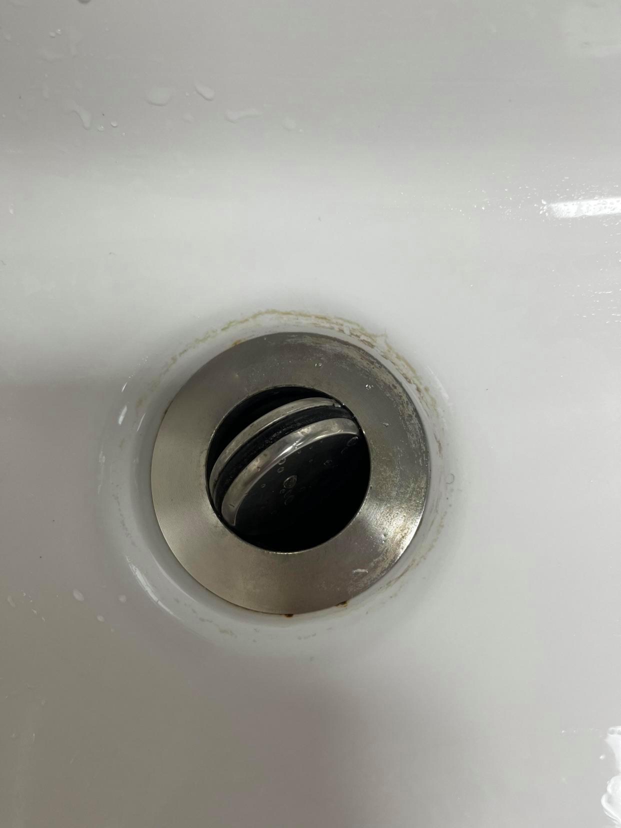 12 mẹo dọn nh&agrave; từ cư d&acirc;n mạng khiến nhiều người bất ngờ: To&agrave;n c&aacute;ch đơn giản nhưng xử l&yacute; đ&uacute;ng những chỗ kh&oacute; l&agrave;m sạch nhất - Ảnh 7.