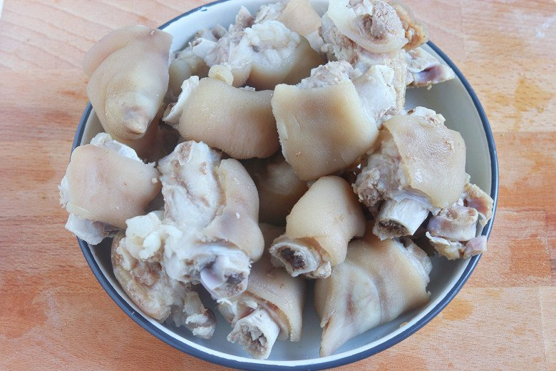V&igrave; sao n&ecirc;n th&ecirc;m gừng khi luộc thịt ch&acirc;n gi&ograve; để m&oacute;n ăn th&ecirc;m thơm ngon - Ảnh 2.
